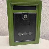 Cassetta della posta verde con serratura