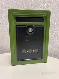Cassetta della posta verde con serratura