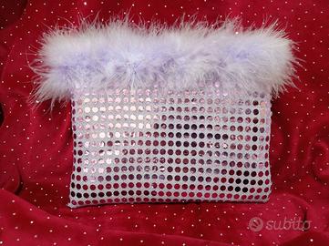 Pochette lilla con paillettes e piume