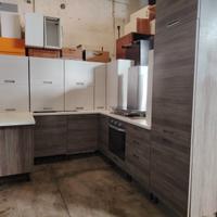 cucina angolare moderna con elettrodomestici 