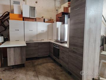 cucina angolare moderna con elettrodomestici 