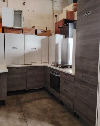 cucina angolare moderna con elettrodomestici 