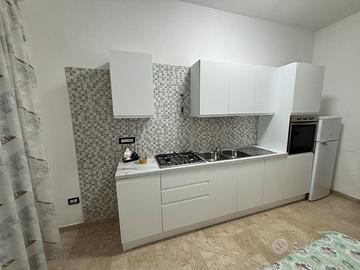 Cucina più tavoli e sedie