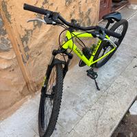Bicicletta gialla fluo. Trattabile