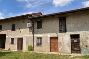 Casa di campagna del '900 con rustico e terreno