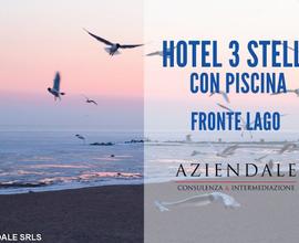 Hotel con piscina fronte lago