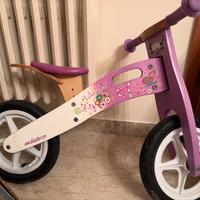 Triciclo in legno decorato