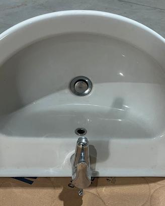 Lavandino con Rubinetto