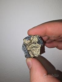 pietra preziosa forse in oro 