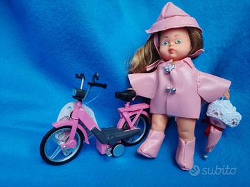 Bambola IC mini tini formaggina in rosa scooter