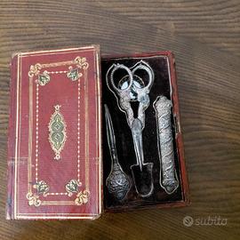 Antico set cucito decorato
