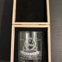 bicchiere da whisky del 1984 con scatola in legno