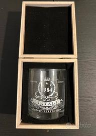 bicchiere da whisky del 1984 con scatola in legno