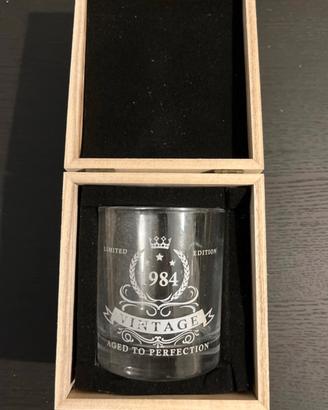 bicchiere da whisky del 1984 con scatola in legno
