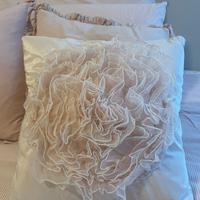 Cuscini arredo in raso con fiore di tulle