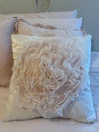 Cuscini arredo in raso con fiore di tulle