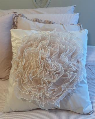Cuscini arredo in raso con fiore di tulle