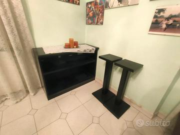 mobiletto nero e colonne nere