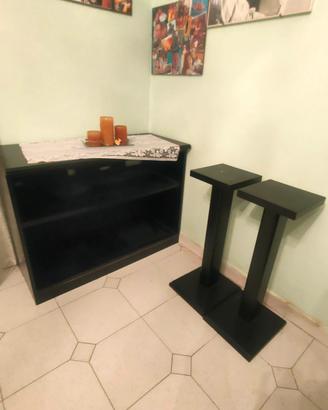 mobiletto nero e colonne nere