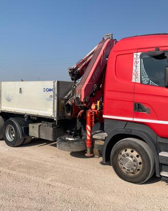 Autocarro Scania R470 con gru Fassi F270