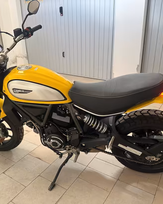 Ducati  scrambler icon gialla  900 km  TRATTABILE 