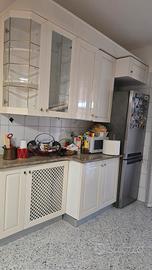 cucina usata bianca /panna una parte in vetrata