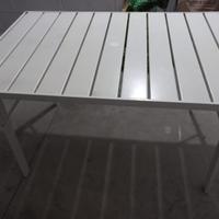 Tavolo rettangolare, 4 sedie e tavolino