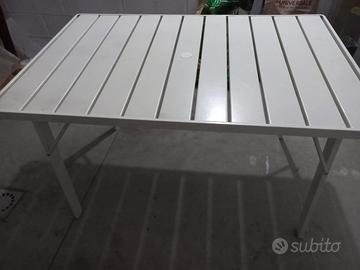 Tavolo rettangolare, 4 sedie e tavolino