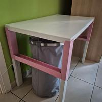 Scrivania, sedia e mobile libreria