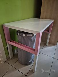 Scrivania, sedia e mobile libreria