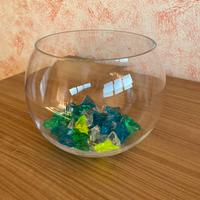 Sfera in vetro con sassi colorati