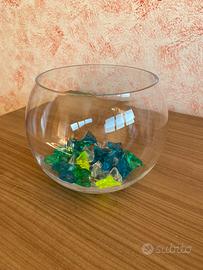 Sfera in vetro con sassi colorati