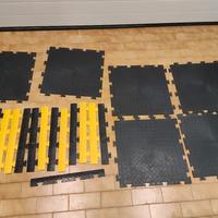 Piastrelle in pvc nero a bolle per garage