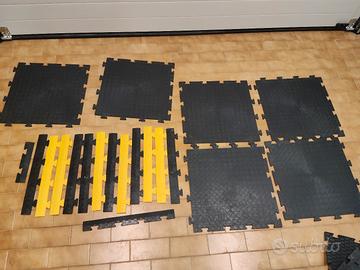 Piastrelle in pvc nero a bolle per garage