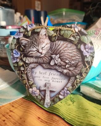 Decorazione a cuore con gattino che riposa dolce