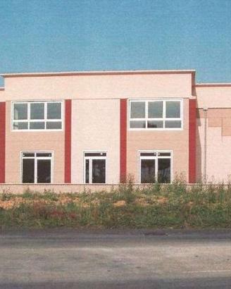 Immobile di 258 m² con 1 locale e posto auto a Alt