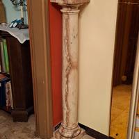 Colonna portavasi in marmo