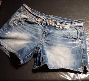 Pantaloni corti in jeans della Benetton