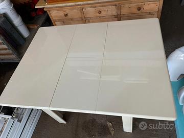 Tavolo laccato avorio