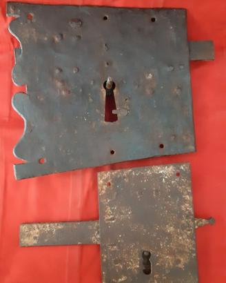 Serrature antiche in ferro battuto dell'800