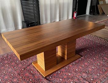 tavolo da pranzo in legno di noce