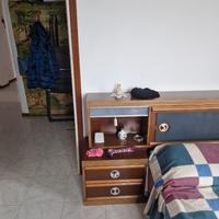 Coppia di comodini in legno e armadio classici