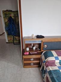 Coppia di comodini in legno e armadio classici