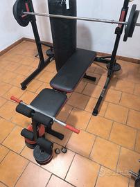 rak con panca e pesi e sacco da boxe 