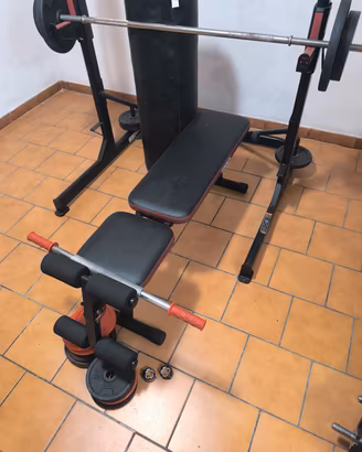 rak con panca e pesi e sacco da boxe 