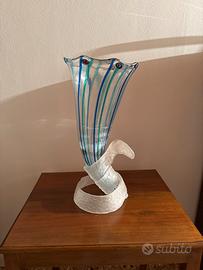 Vaso Scultura a forma di cornucopia beneaugurante