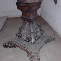 Piedistallo per tavolo in noce, intagliato