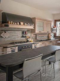 Cucina lineare scomponibile ante in legno pieno