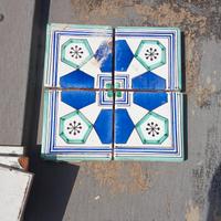  12 mattonelle antiche decorate a mano 