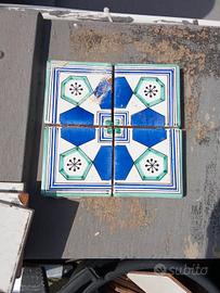  12 mattonelle antiche decorate a mano 